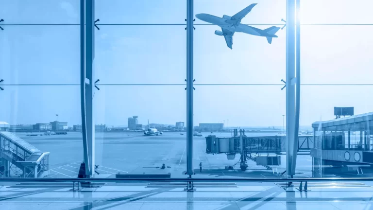 How early should a traveller reach the airport to catch the flight